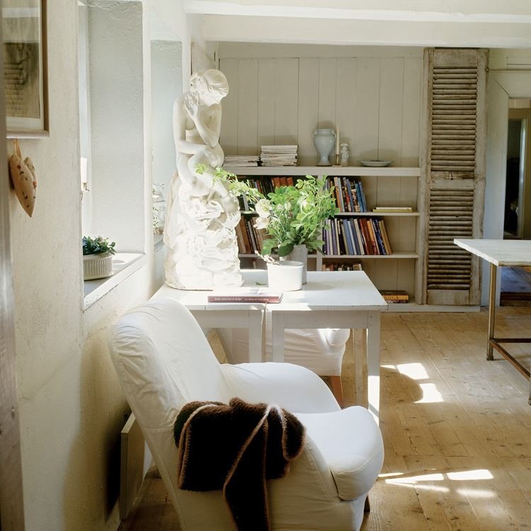 Gorgeous neutral decor in timeless room on Hello Lovely