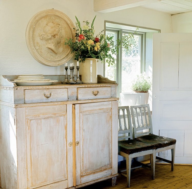 Gorgeous neutral decor in timeless room on Hello Lovely