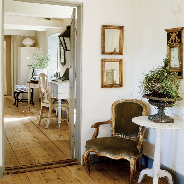 Gorgeous neutral decor in timeless room on Hello Lovely