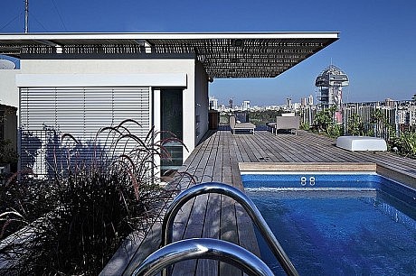 Rooftop Apartment by Amitzi Architects