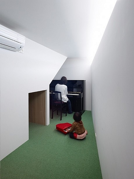 House at Kawachi-Matsubara by Fujiwaramuro Architects