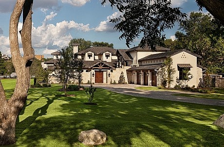 Classy Hill Country Residence by Jauregui Architecture