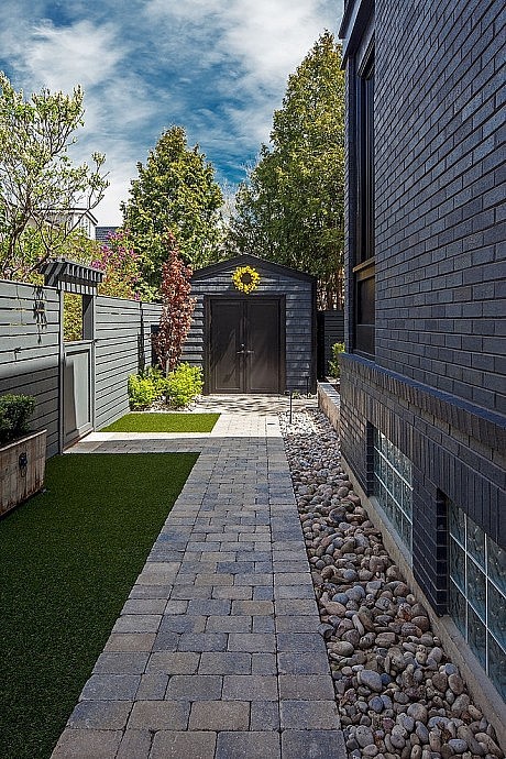 1095 Royal York Residence by R. H. Carter Architects