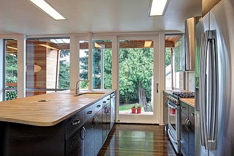 Eyebrow House by Papazian R.A.