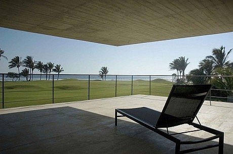 La Caracola Beach House by Paul Cremoux Studio