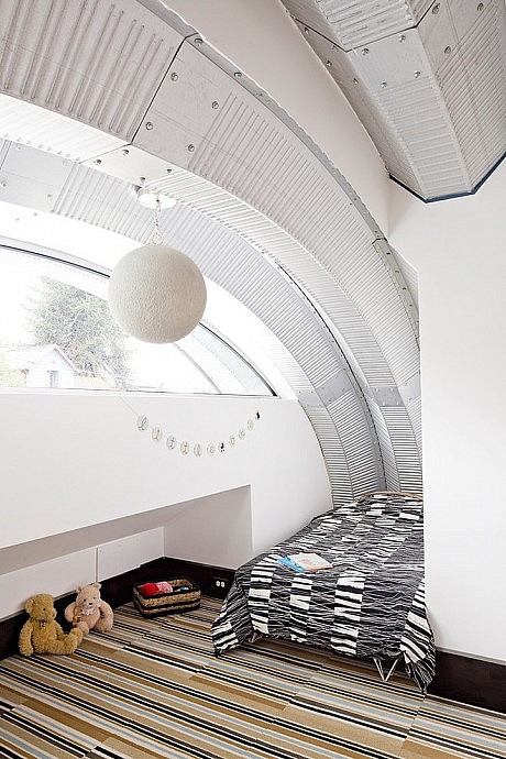 Eyebrow House by Papazian R.A.