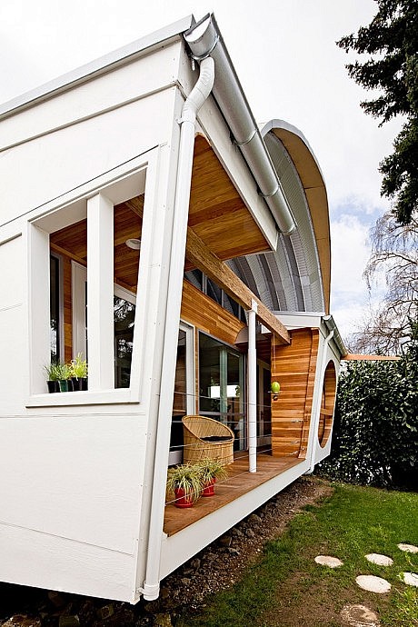 Eyebrow House by Papazian R.A.