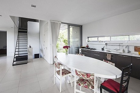 Valley House by Aberjazz Studio Architects