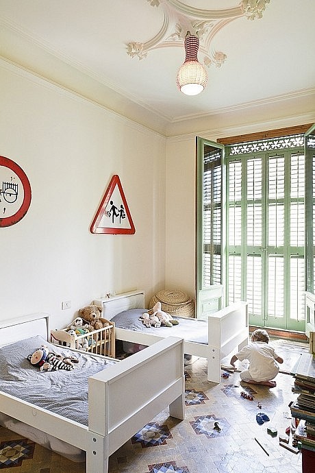 Apartment Refurbishment by Anna & Eugeni Bach