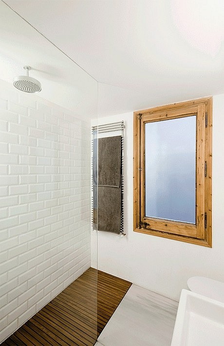 Apartment Refurbishment by Anna & Eugeni Bach