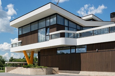 Country House by Leonovich Arseny