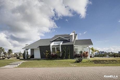 Shingle Residence by Ramella Arquitetura