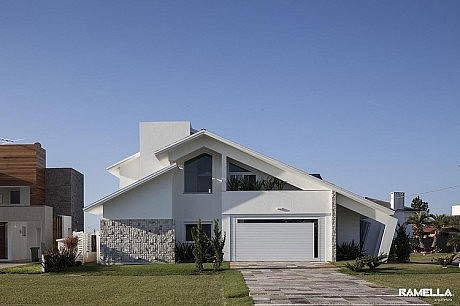Shingle Residence by Ramella Arquitetura