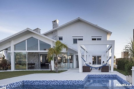Shingle Residence by Ramella Arquitetura