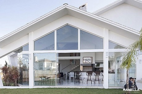 Shingle Residence by Ramella Arquitetura