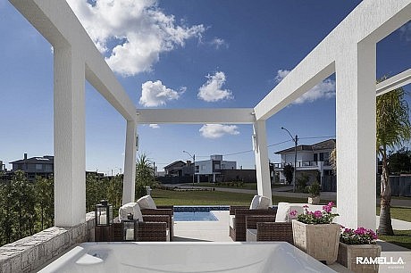 Shingle Residence by Ramella Arquitetura