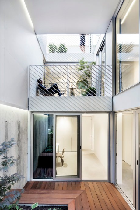 Holy Cross House by Thomas Balaban Architecte - 8