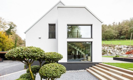 Modern House by ONE!CONTACT - 2