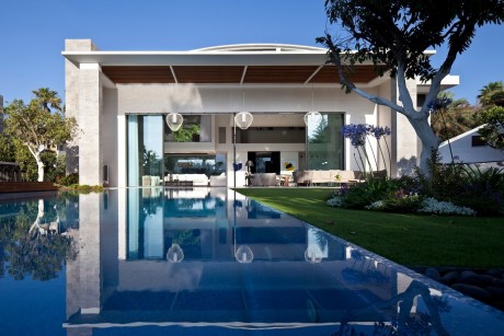 Hovering Cube House by Yulie Wollman - 2