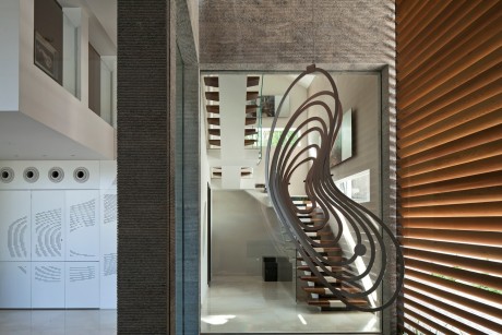 Hovering Cube House by Yulie Wollman - 7