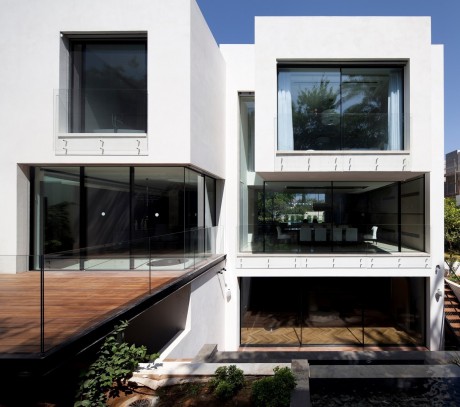 Hovering Cube House by Yulie Wollman - 9