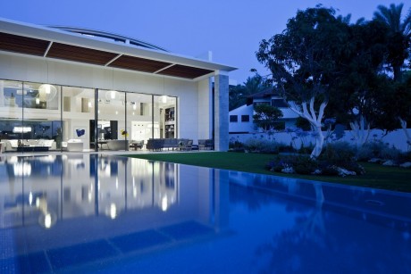 Hovering Cube House by Yulie Wollman - 8