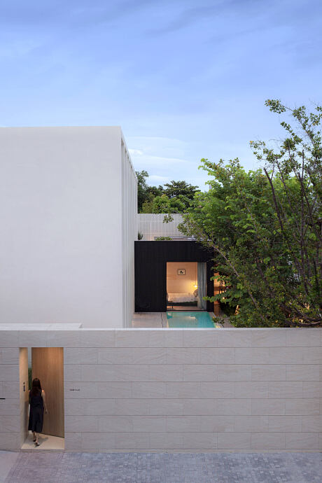 Pillar House by Anonym - 10