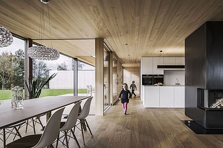 House, Hall and Yard by Baumeister Jürgen Haller - 4
