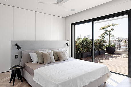 RA Apartment by Maya Sheinberger - 14