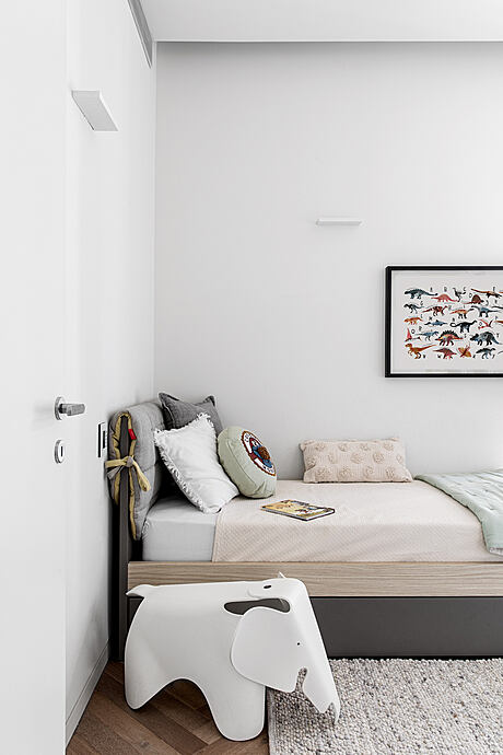 RA Apartment by Maya Sheinberger - 11