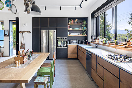 Northern Exposure: Cozy Family Home Embracing Nature - 9