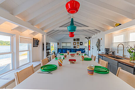 Cottage at Towd Point Road: A Minimalist Waterfront Retreat - 6