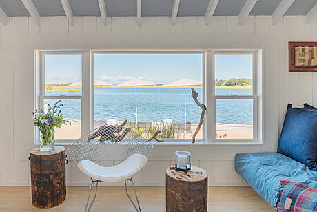 Cottage at Towd Point Road: A Minimalist Waterfront Retreat - 3
