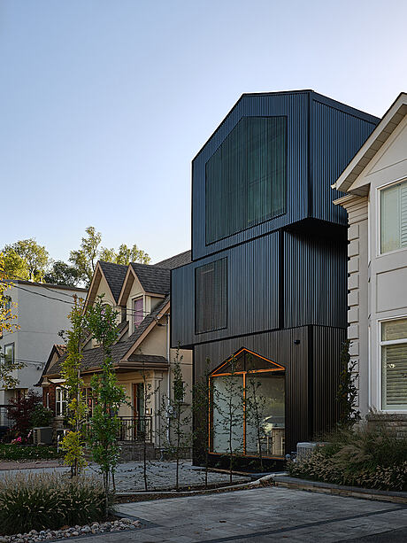 Everden: A Striking Narrow Contemporary Residence - 11