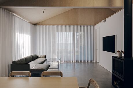 Devil’s Glen: A Solar-Oriented Retreat in Bruce Peninsula - 2
