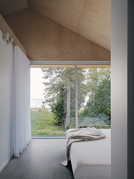 Devil’s Glen: A Solar-Oriented Retreat in Bruce Peninsula - 6