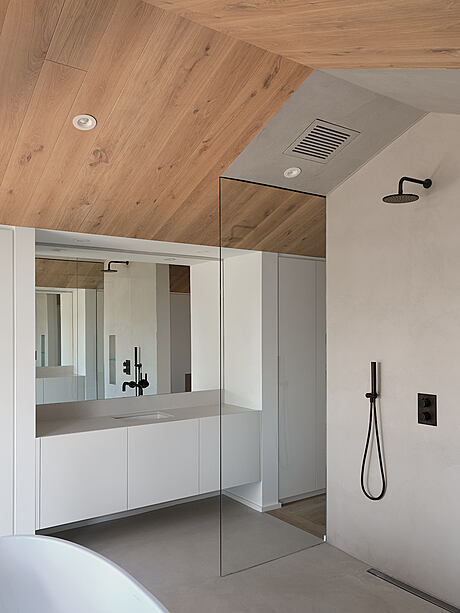 Everden: A Striking Narrow Contemporary Residence - 9