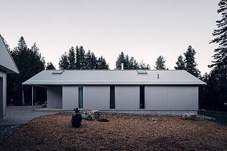 Devil’s Glen: A Solar-Oriented Retreat in Bruce Peninsula - 10