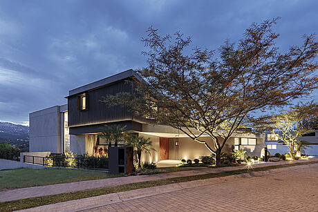 Paralelogramo House: Where Luxury Meets Nature in the Heart of Quito - 12