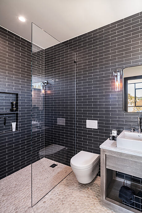 Redsail Residence: Modern Luxury Meets Lakeside Charm - 9