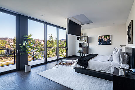 Redsail Residence: Modern Luxury Meets Lakeside Charm - 6