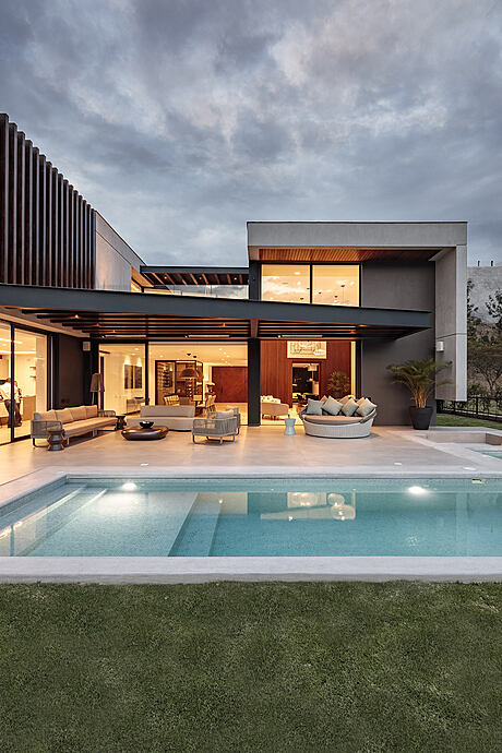 Paralelogramo House: Where Luxury Meets Nature in the Heart of Quito - 3