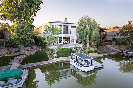 Redsail Residence: Modern Luxury Meets Lakeside Charm - 10