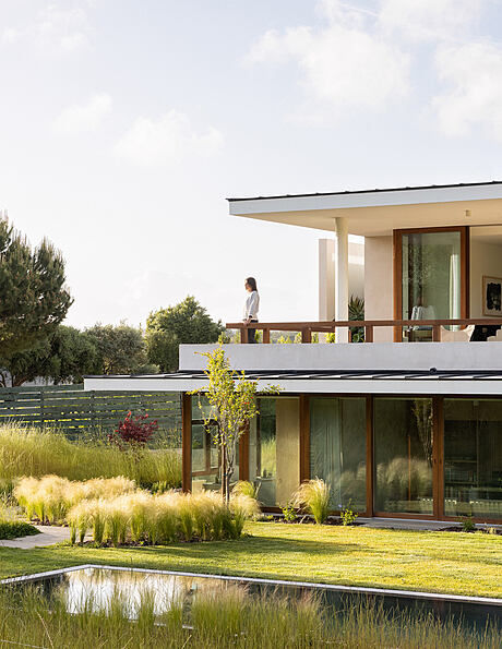 House in Galamares: Minimalist Elegance Meets Natural Beauty - 2
