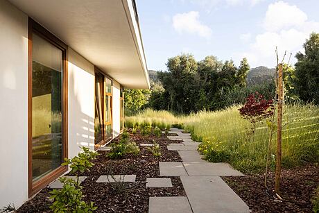 House in Galamares: Minimalist Elegance Meets Natural Beauty - 12