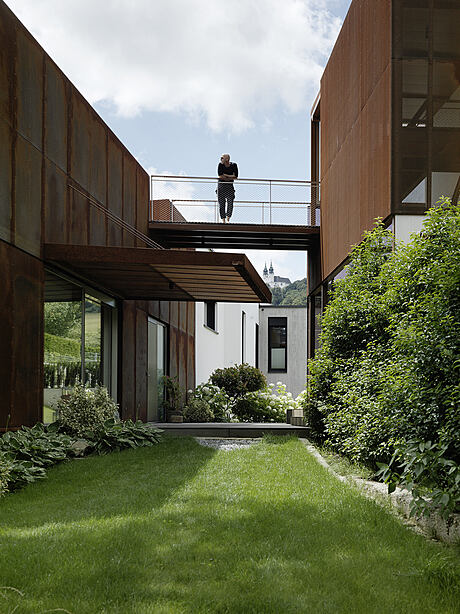 Deconstructed House: A Minimalist Tribute to Linz’s Steel Heritage - 5