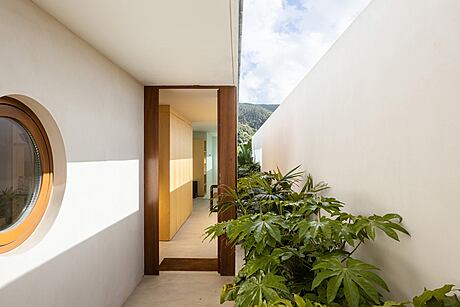 House in Galamares: Minimalist Elegance Meets Natural Beauty - 11