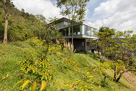 Casa EG’s Concrete Elegance: From Steep Slopes to Stunning Views - 14