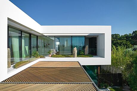 C House: Sleek Design Meets Coastal Living - 8
