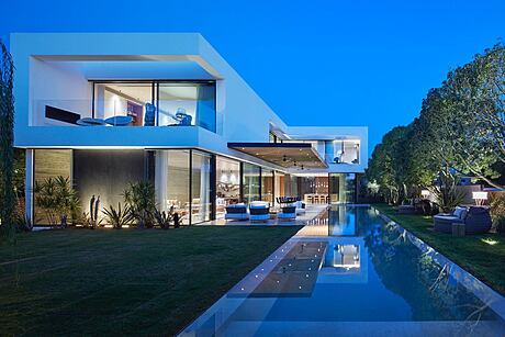 C House: Sleek Design Meets Coastal Living - 11